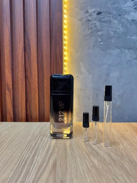 212 VIP Black de Carolina Herrera con decants